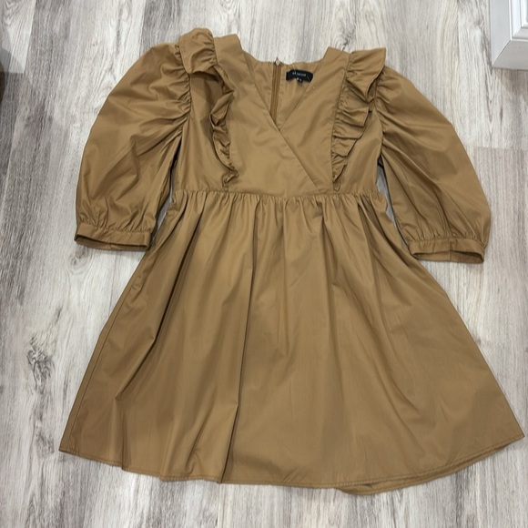 En Saison Tan Dress with Ruffles SIZE Medium like new - Picture 2 of 7